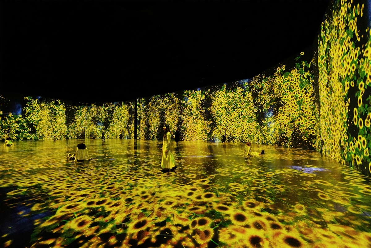 PROJECTIONS OF SUNFLOWERS FILL ROOM IN SUPERBLUE MIAMI’S IMMERSIVE INSTALLATION SPACE