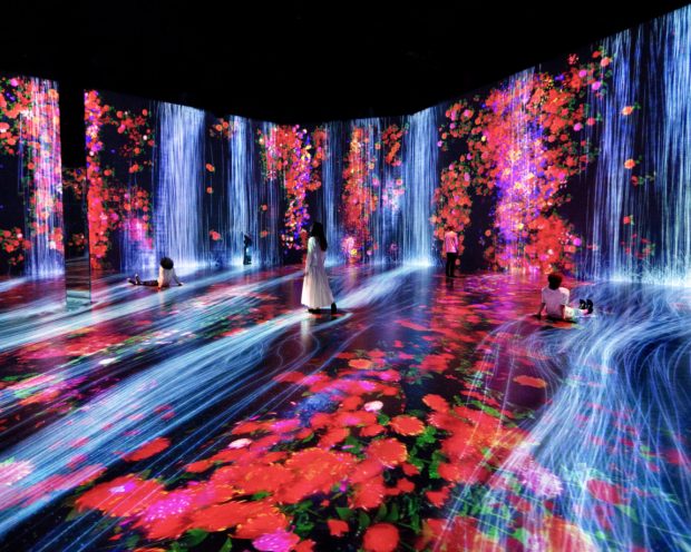 PROJECTIONS OF RED FLOWERS AND BLUE LINES FILL ROOM IN SUPERBLUE MIAMI’S IMMERSIVE INSTALLATION SPACE